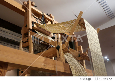 古いジャガード織機の紋紙 114086572