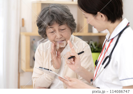 体調が悪いシニア女性　女性看護師　訪問看護　在宅医療 114086747