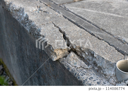 割れたコンクリート 114086774