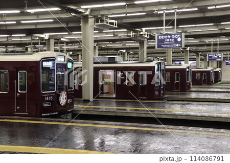 日本一の頭端式ホーム：大阪梅田駅に停車中の阪急電車 114086791