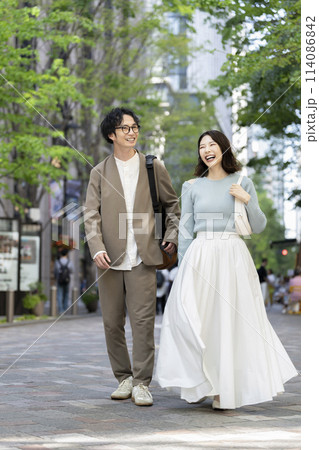 街を歩く笑顔の30代の男女 街を歩く笑顔の30代の男女 114086842