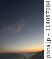 山の向こうに見える夕焼け空 114087004