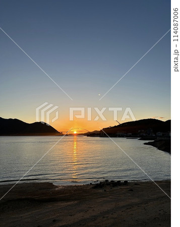 海に沈む夕日 114087006