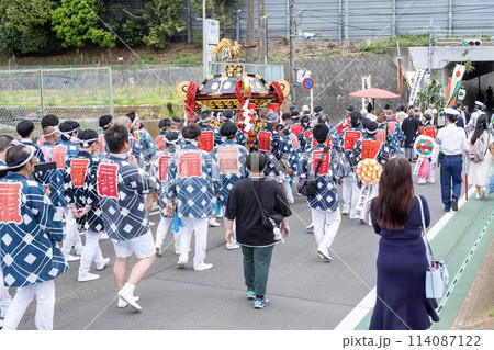 地方のお祭り風景 地方のお祭り風景 114087122