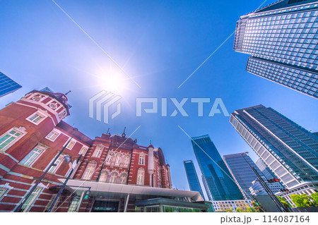 日本の東京都市景観 夏のような日差し…東京駅赤レンガ駅舎や丸の内のビル群などを望む…希望の光＝28日 114087164