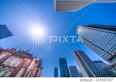 日本の東京都市景観 夏のような日差し…東京駅赤レンガ駅舎や丸の内のビル群などを望む…希望の光＝28日 114087167