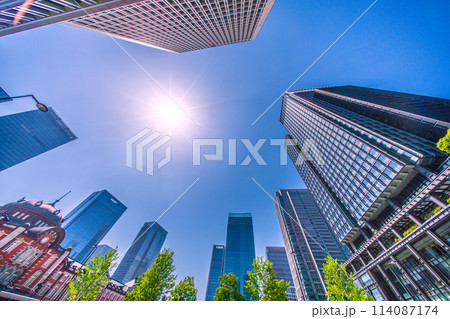 日本の東京都市景観 夏のような日差し…東京駅赤レンガ駅舎や丸の内のビル群などを望む…希望の光＝28日 114087174