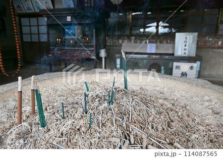 四国八十八ヶ所十番札所、切幡寺本堂のお線香 四国八十八ヶ所十番札所、切幡寺本堂のお線香 114087565