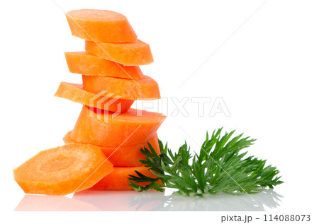 Pile of carrot slices 114088073