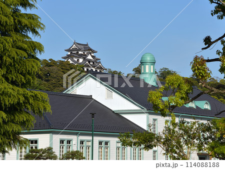 彦根城天守と滋賀大学講堂 114088188