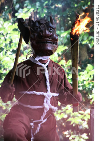 松明と鉞を持った婆々鬼 114088211