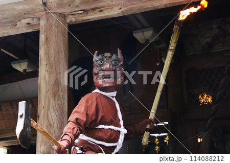 ポーズを決める婆々鬼 114088212