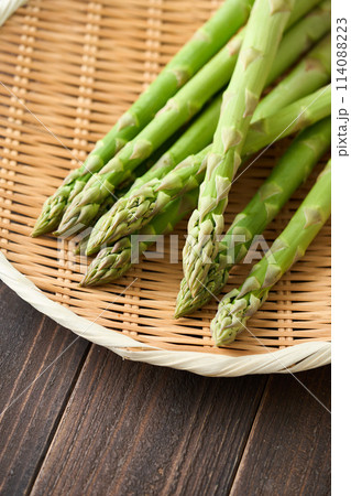ざるに乗せたアスパラガス ざるに乗せたアスパラガス 114088223