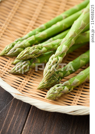 ざるに乗せたアスパラガス 114088225