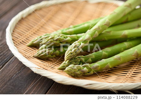ざるに乗せたアスパラガス 114088229