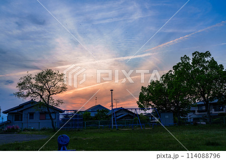 初夏 日が沈んだあと西の空を染める夕焼け雲① 初夏 日が沈んだあと西の空を染める夕焼け雲① 114088796