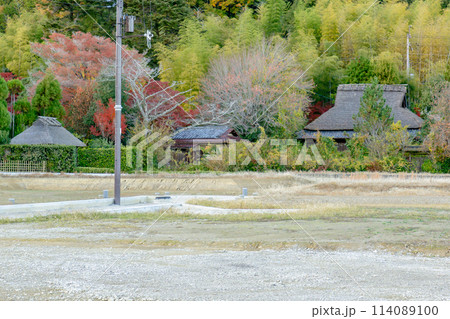 京都市右京区の嵯峨野 嵯峨鳥居本北代町(伝統的建造物群保存地区)古民家 茅葺屋根 京都市右京区の嵯峨野 嵯峨鳥居本北代町(伝統的建造物群保存地区)古民家 茅葺屋根 114089100