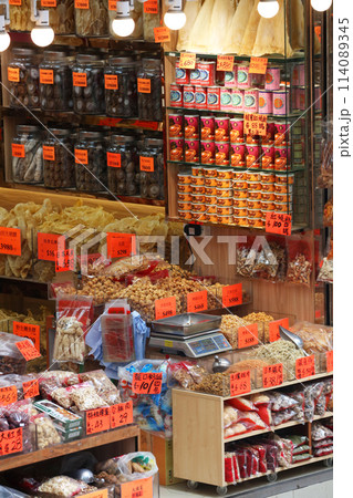 香港・徳輔道西の高級乾物店で売られる高級食材。何に使われるか分からない乾物も多い 114089345