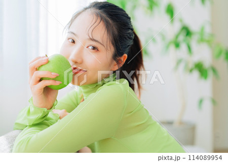 若い女性のフレッシュ&ヘルシーイメージ 若い女性のフレッシュ&ヘルシーイメージ 114089954