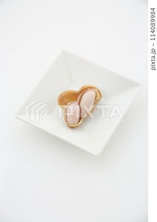 茹で落花生　縦位置ハイアングル 114089984