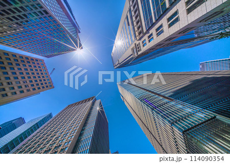 日本の東京都市景観 3ダイヤ…輝く光…夏のような日差し…「大手町駅前」交差点の摩天楼…＝28日 114090354