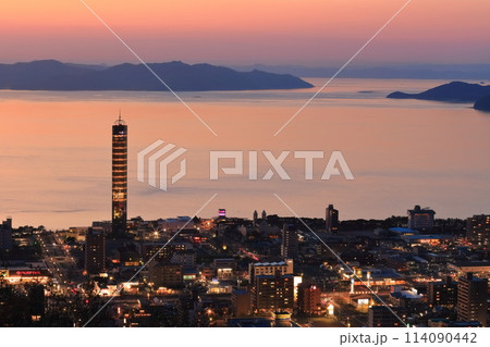 【香川県】夕暮れの青ノ山展望台から見たゴールドタワーとその町並み（ライトアップされたゴールドタワー） 114090442