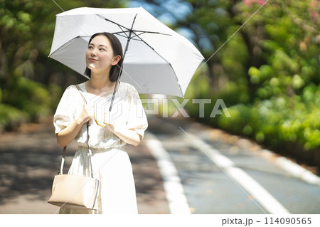 日傘をさす若い女性 日傘をさす若い女性 114090565