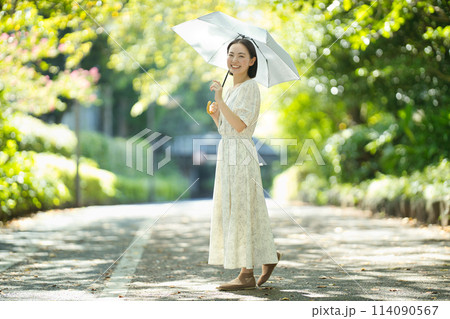 日傘をさす若い女性 日傘をさす若い女性 114090567
