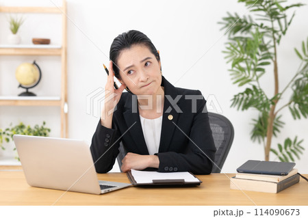 ビジネスウーマン　ミドル女性　弁護士　悩む 114090673
