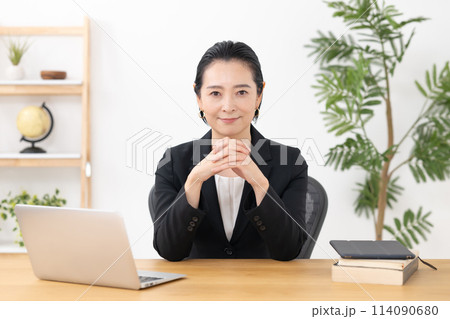 ビジネスウーマン　ミドル女性　弁護士 114090680