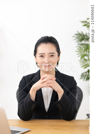 ビジネスウーマン　ミドル女性　弁護士 114090681