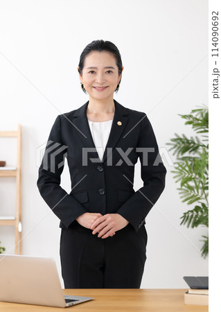 ビジネスウーマン ミドル女性 弁護士 ビジネスウーマン ミドル女性 弁護士 114090692
