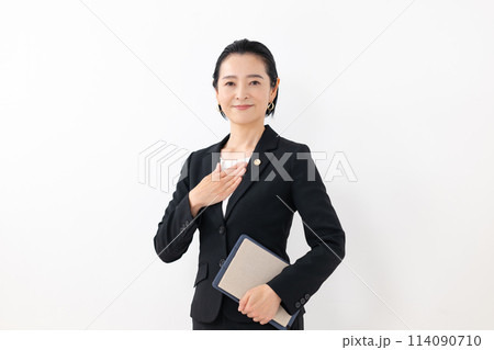 ビジネスウーマン　ミドル女性　弁護士 114090710
