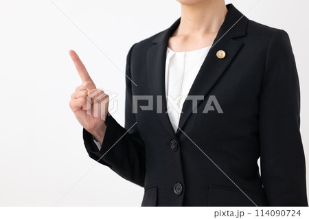 ビジネスウーマン ミドル女性 弁護士 指差し ビジネスウーマン ミドル女性 弁護士 指差し 114090724