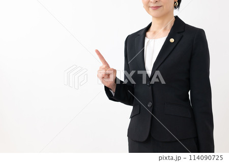 ビジネスウーマン　ミドル女性　弁護士　指差し 114090725