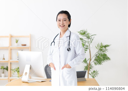 ミドル女性　白衣 114090804