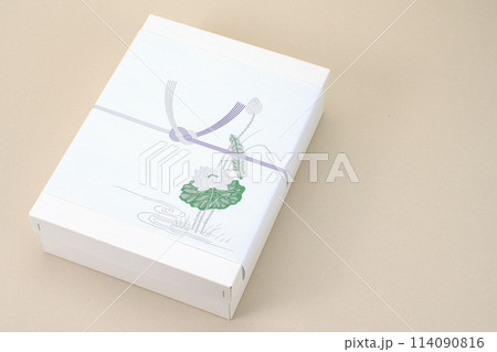 香典返し 蓮の花柄の白い箱 香典返し 蓮の花柄の白い箱 114090816