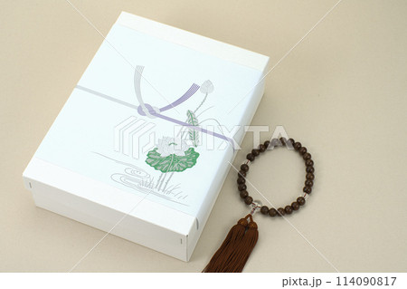 香典返し　数珠と蓮の花柄の白い箱 114090817