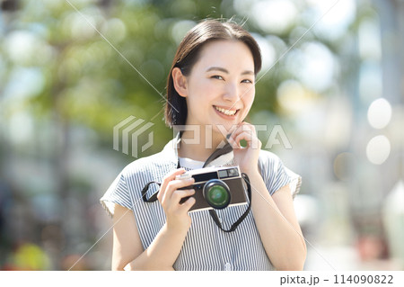 カメラ女子　旅行　一人旅　 114090822