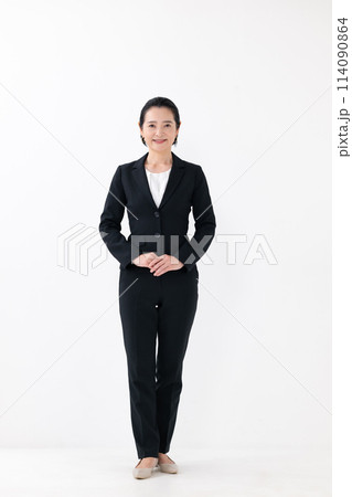 ビジネス ミドル女性 立ち姿 ビジネス ミドル女性 立ち姿 114090864