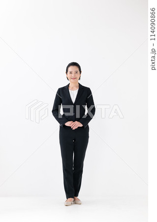 ビジネス　ミドル女性　立ち姿 114090866