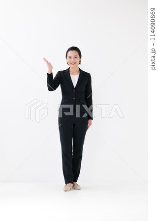 ビジネス　ミドル女性　立ち姿　手かざし 114090869
