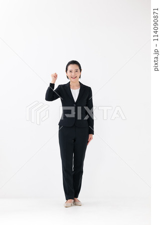 ビジネス　ミドル女性　立ち姿　ガッツポーズ 114090871
