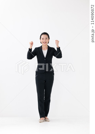 ビジネス ミドル女性 立ち姿 ガッツポーズ ビジネス ミドル女性 立ち姿 ガッツポーズ 114090872