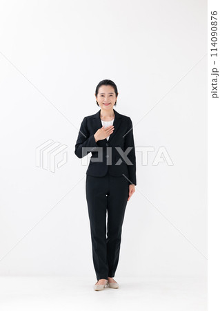 ビジネス ミドル女性 立ち姿 お任せ ビジネス ミドル女性 立ち姿 お任せ 114090876