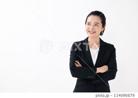 ビジネス ミドル女性 腕組み ビジネス ミドル女性 腕組み 114090879