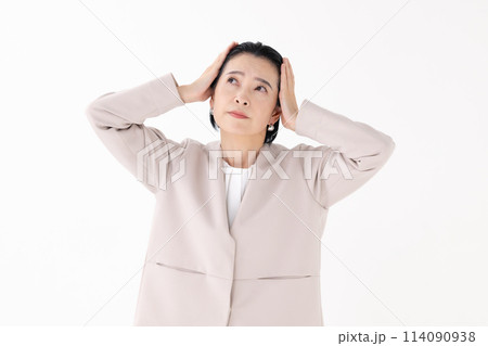 ミドル女性 ビジネス 頭痛 ミドル女性 ビジネス 頭痛 114090938