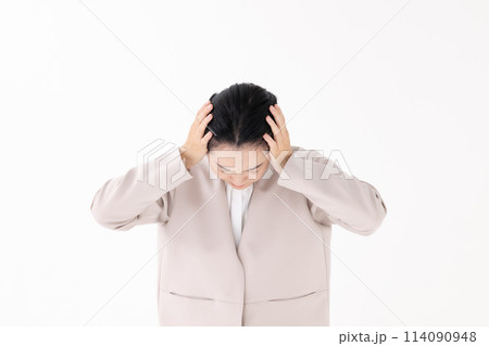 ミドル女性　ビジネス　頭痛 114090948
