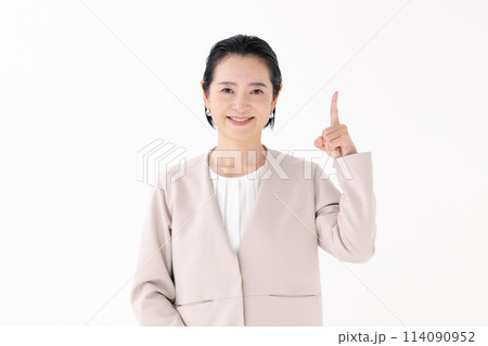 ミドル女性 ビジネス 指差し ミドル女性 ビジネス 指差し 114090952