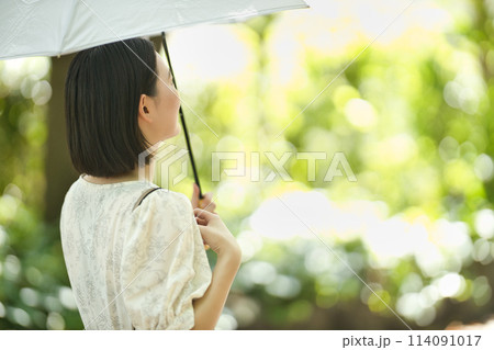 日傘をさす若い女性 日傘をさす若い女性 114091017